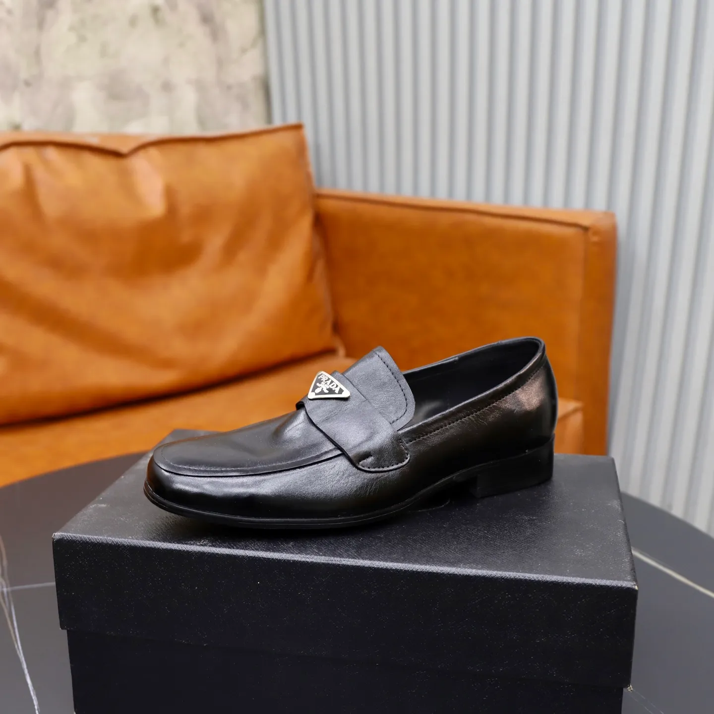 Ex-factory price: 520💰[PRADA] Prada's new casual men's shoes are launched in Hong Kong counters. Official website 1:1 production. Italian washed cowhide + water-dyed leather lining. Designed by European and American masters. Perfect shape to create counter quality, solid color rubber wear-resistant outsole and classic dazzling head! Super versatile and very comfortable. High-end without losing taste, fashionable and novel! ! Absolute focus! 3 colors available! Code number 38-45